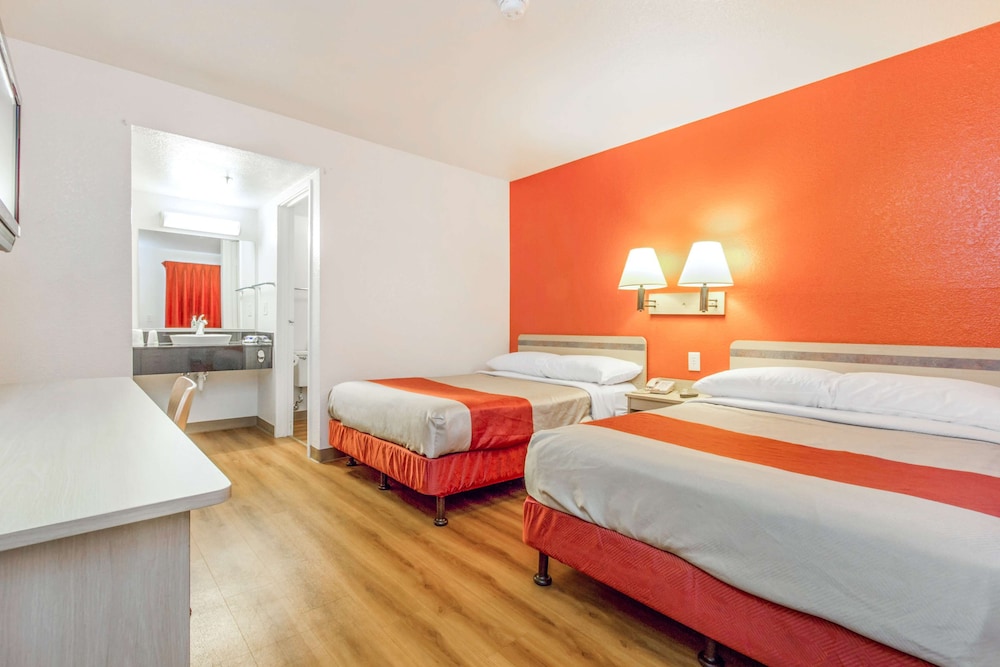 Standard Room, 2 Double Beds, Non Smoking, Refrigerator & Microwave photo 3