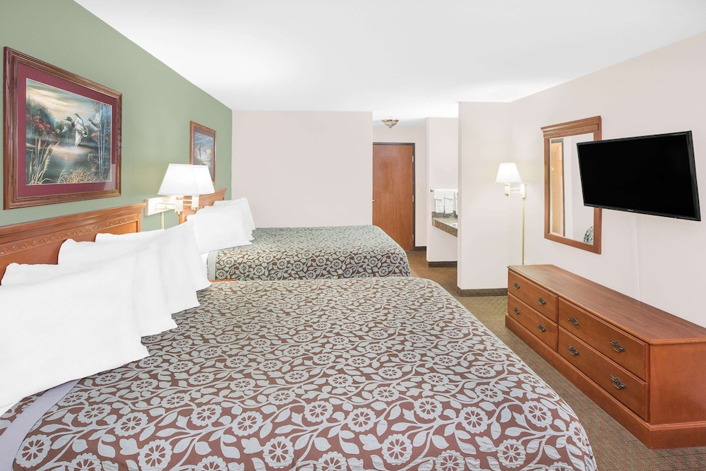 Room, 2 Queen Beds, Smoking photo 2