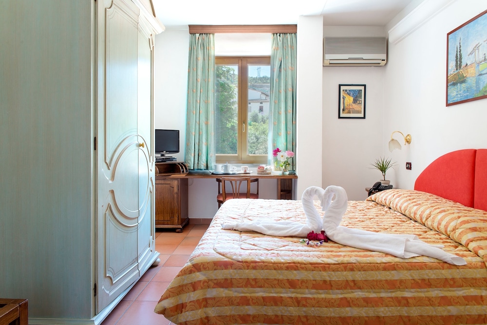 Standard Double or Twin Room - Photo 3