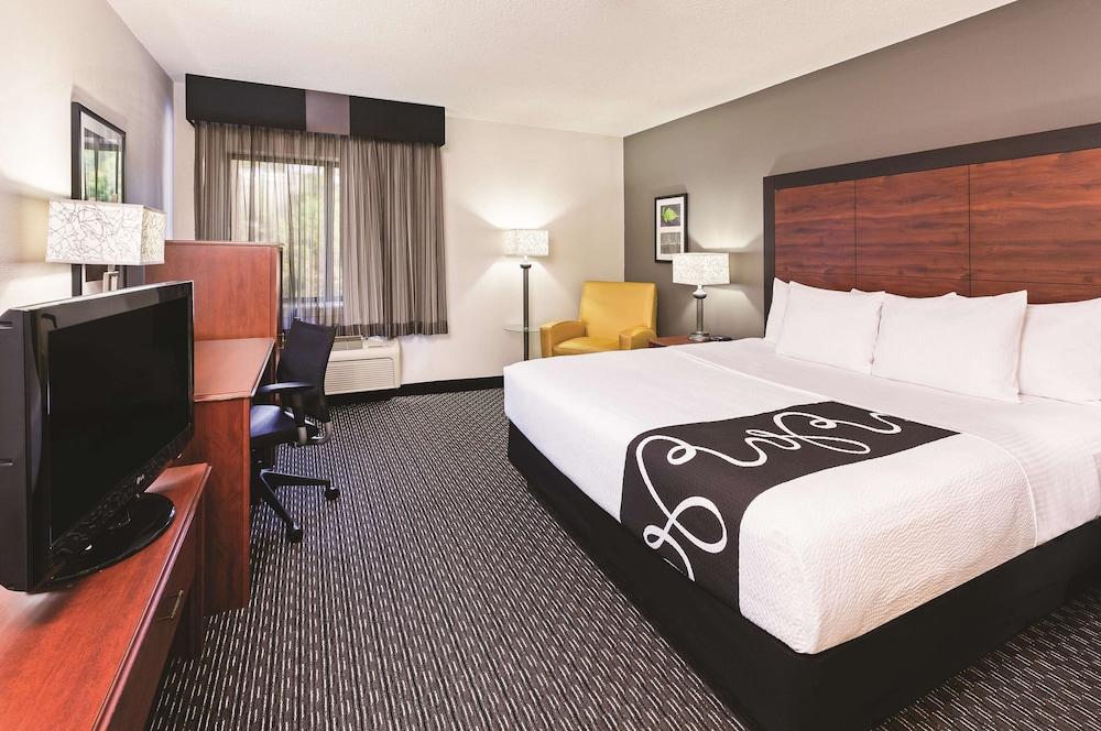 Deluxe Room, 1 King Bed, Non Smoking - Photo 3