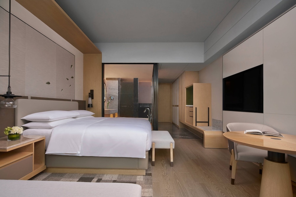 Room, 1 King Bed, City View - Photo 1