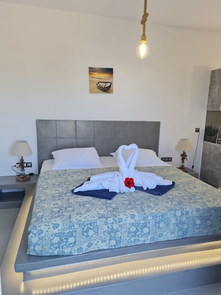 Superior Double Room, 1 King Bed, Pool View photo 3