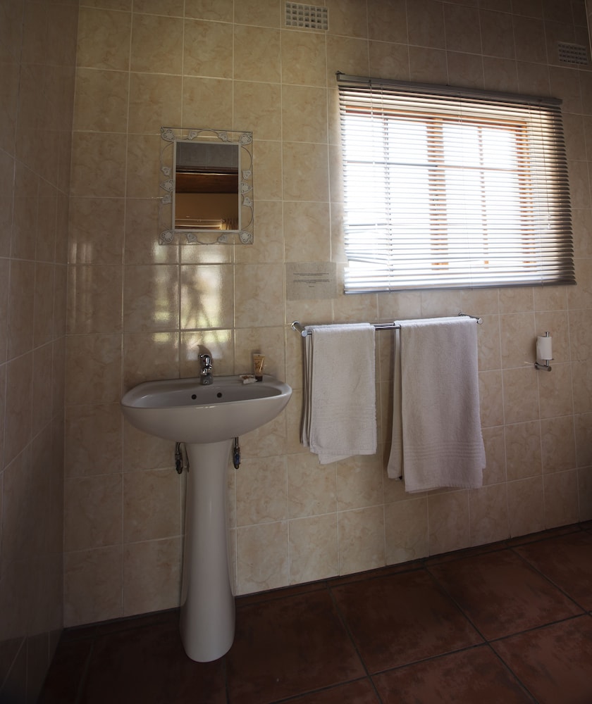 Double or Twin Room - Photo 11