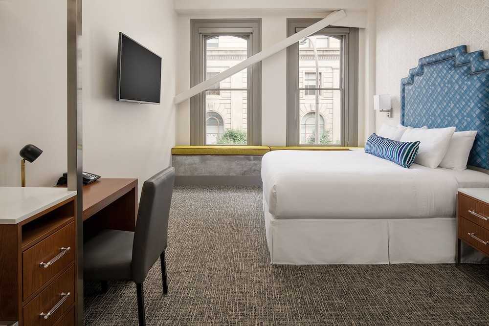 Signature Room, 1 Queen Bed, City View (Signature Queen City View)