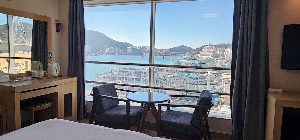 Superior B Twin, Floor-To-Ceiling Window Ocean Harbor View photo 3