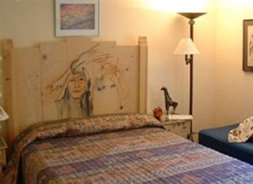 Room, 1 Queen Bed, Shared Bathroom photo 2