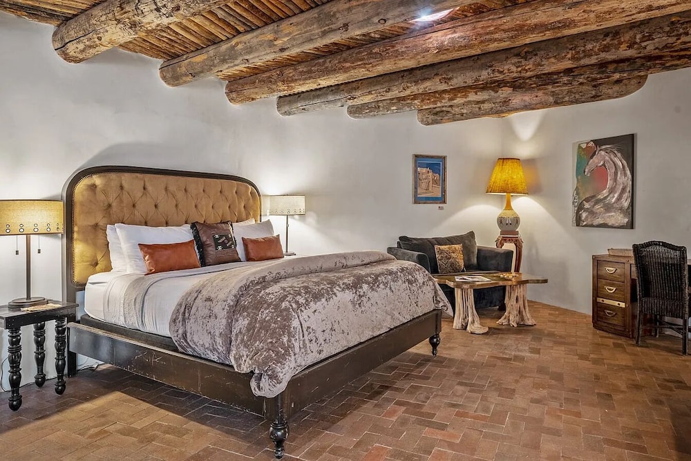 Junior Suite, 1 King Bed, Pool Access photo 3