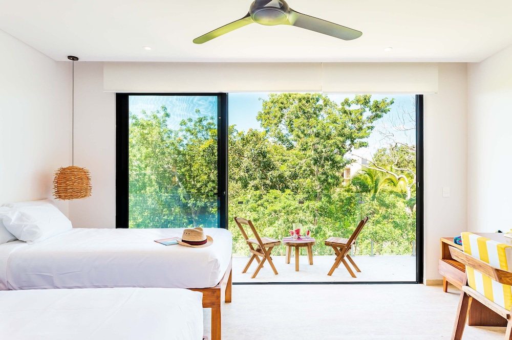 Basic Studio, 2 Twin Beds, Hill View