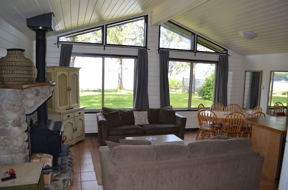 Classic Cabin, 3 Bedrooms, Hot Tub, Beachfront photo 2