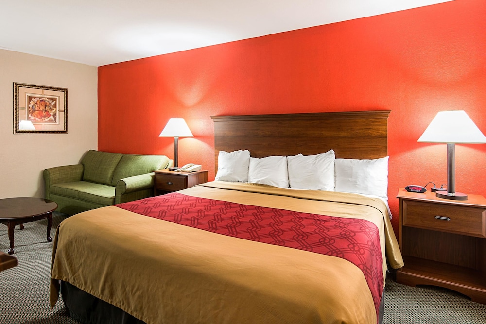 Standard Room, 1 King Bed, Non Smoking - Photo 3