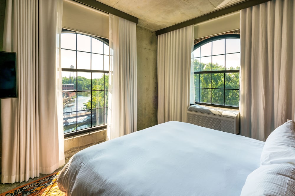 Room, 1 King Bed, River View, Corner - Photo 4