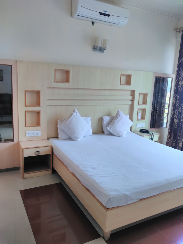 Business Suite, 1 King Bed, City View photo 2