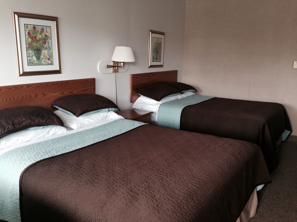 Standard Room (1 Queen and 1 Double Bed) photo 3