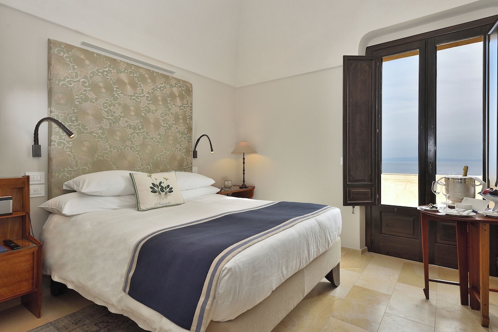 Deluxe Room, 1 Queen Bed (Queen Room with Terrace Sea View)