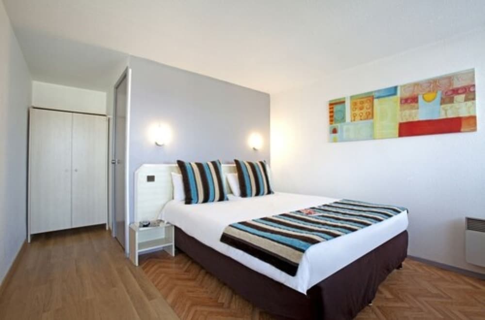 Comfort Room, 1 Double Bed, Non Smoking, Bathtub photo 3