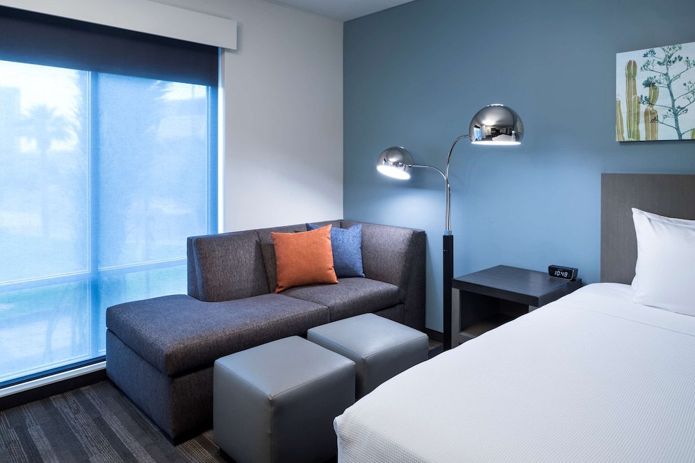 Room, 1 King Bed (with Den) - Photo 2
