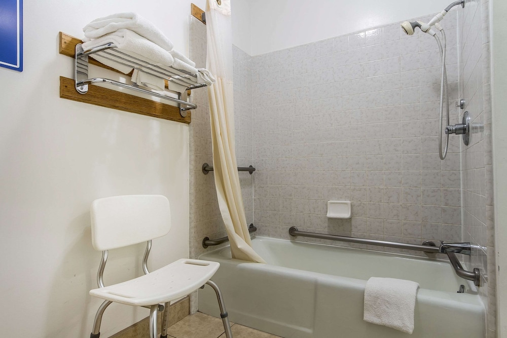 Standard Room, 1 King Bed, Non Smoking - Photo 9
