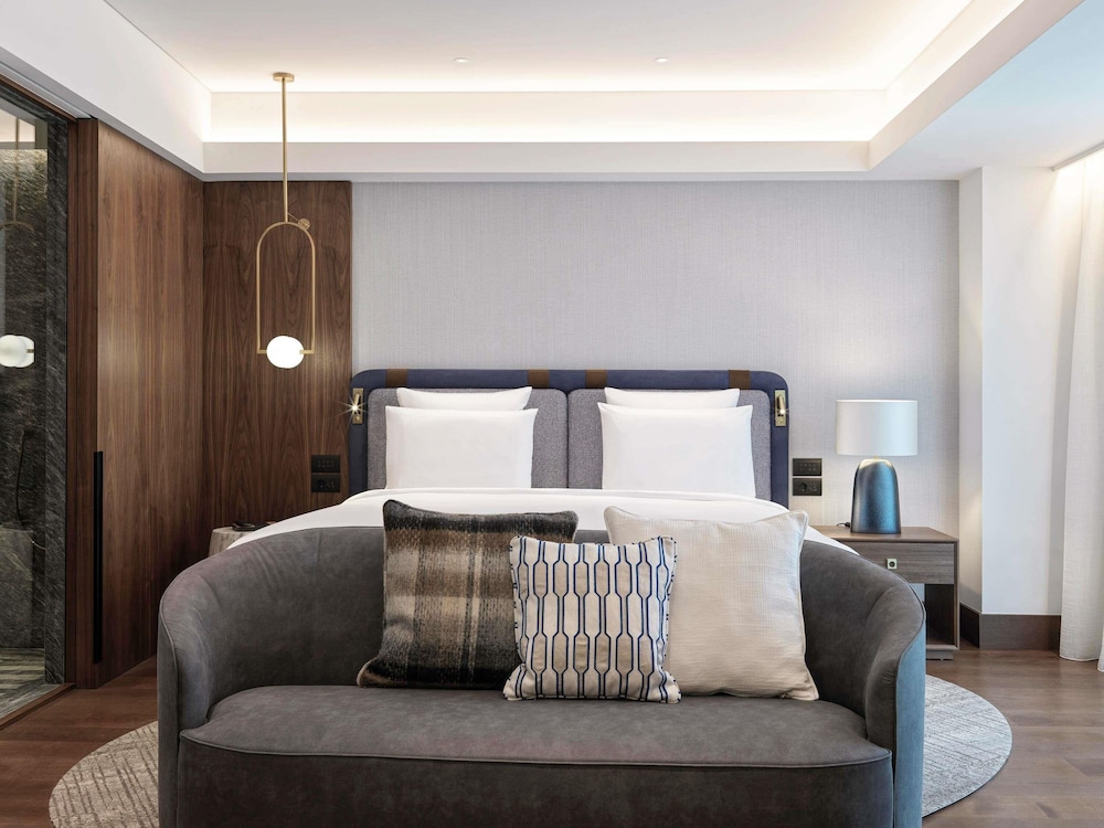 Junior Suite, 1 King Bed thumbnail 5
