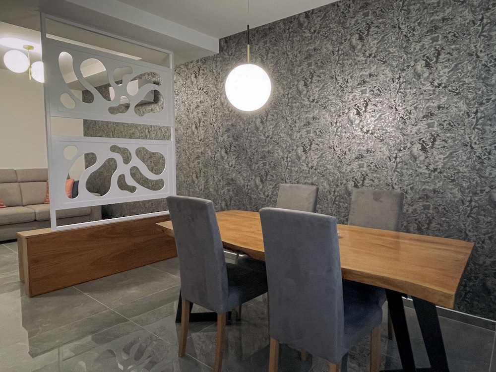 Two Bed Ground Floor Apartment with Private Entrance photo 3