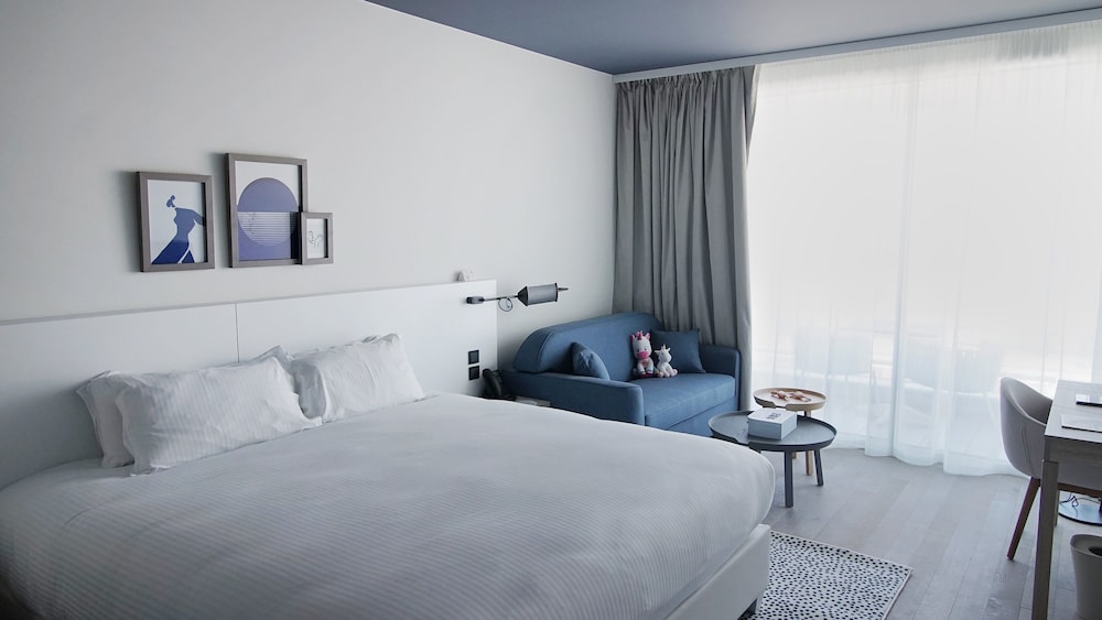 Premium Room, 1 King Bed - Photo 1