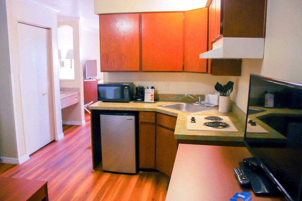 Suite, 1 King Bed, Non Smoking, Kitchenette (No Pets) - Photo 9