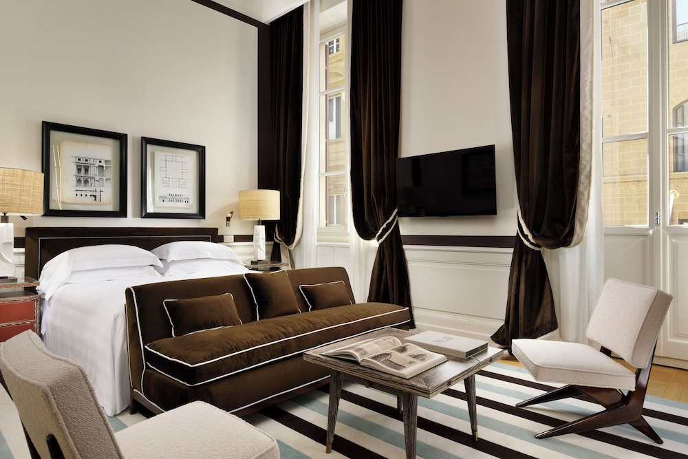 Deluxe Double or Twin Room thumbnail 5