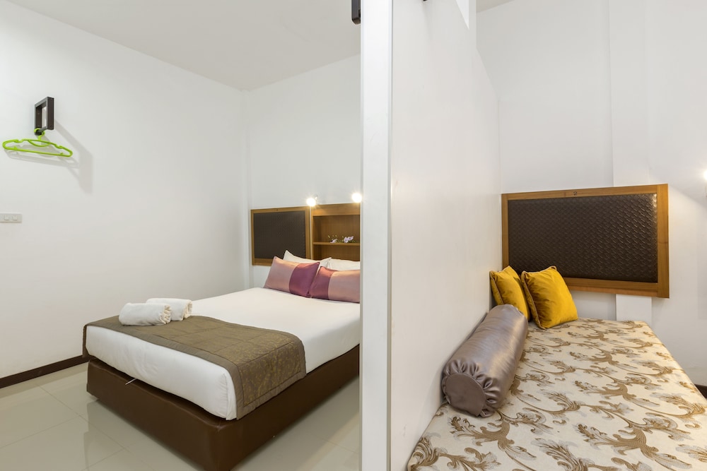 Deluxe Suite (2 Adults and 1 Child under 6 years old sleeping for free in existing beds) photo 3