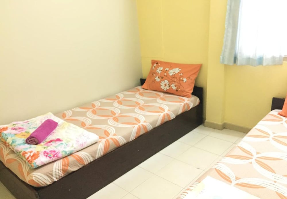 Standard Twin Room with Fan and Shared Bathroom photo 2