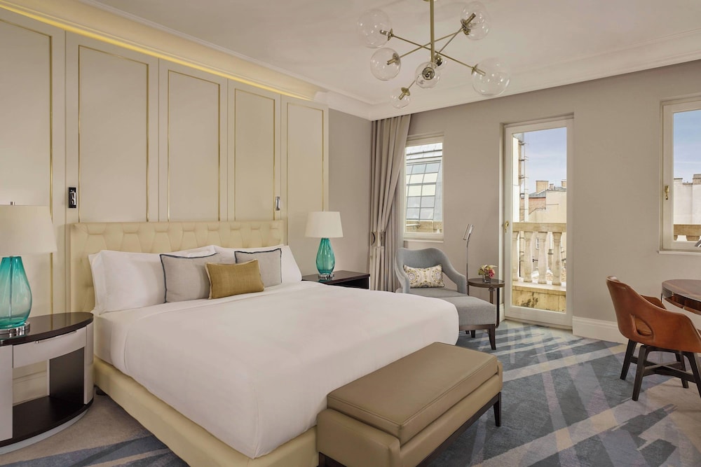 Club Room, 1 Double Bed, Balcony thumbnail 5