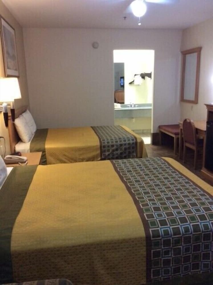 Deluxe Room, 2 Queen Beds, Smoking - Photo 26