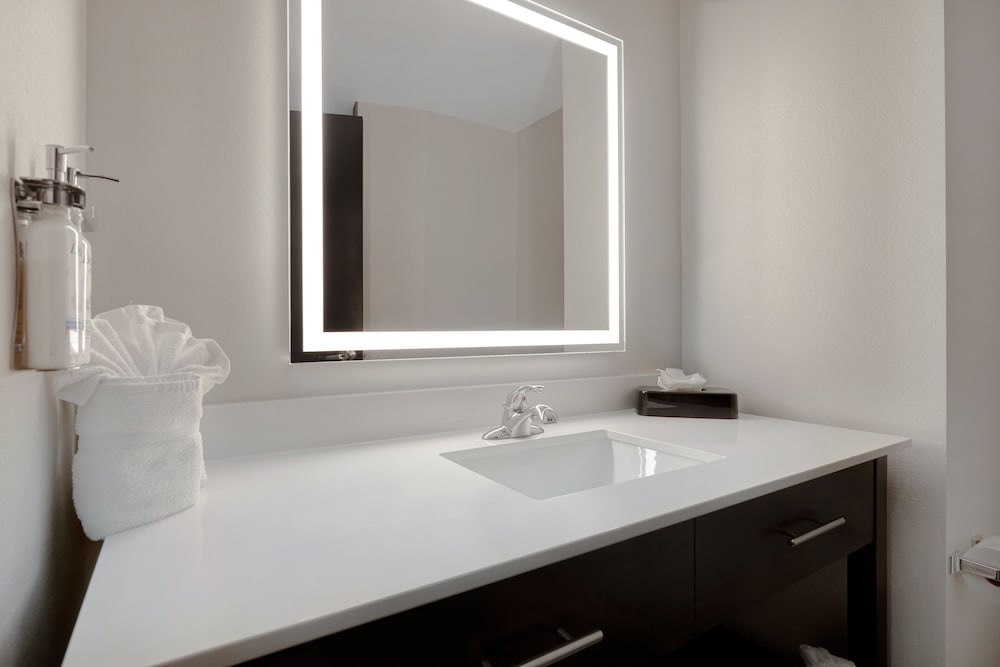 Suite, 1 King Bed (with Living Area) - Photo 2
