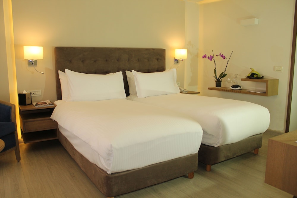 Premium Room, 1 Queen Bed (Slopes View) - Photo 4