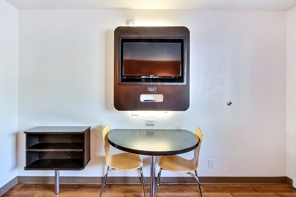 Deluxe Suite, 1 Queen Bed, Non Smoking, Refrigerator & Microwave photo 3