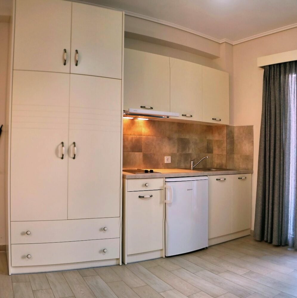 Basic Studio, 2 Twin Beds, Kitchen, Courtyard View photo 3