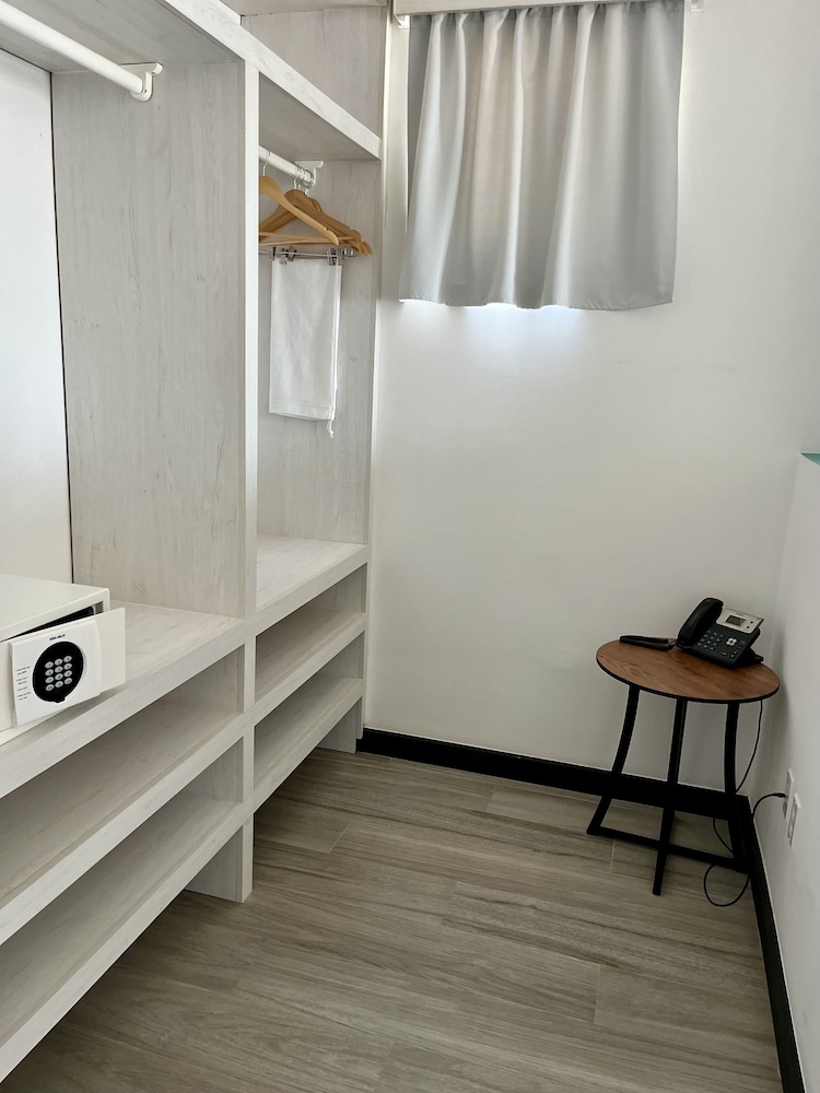 Panoramic Studio, 1 King Bed, Non Smoking, Ocean View photo 3