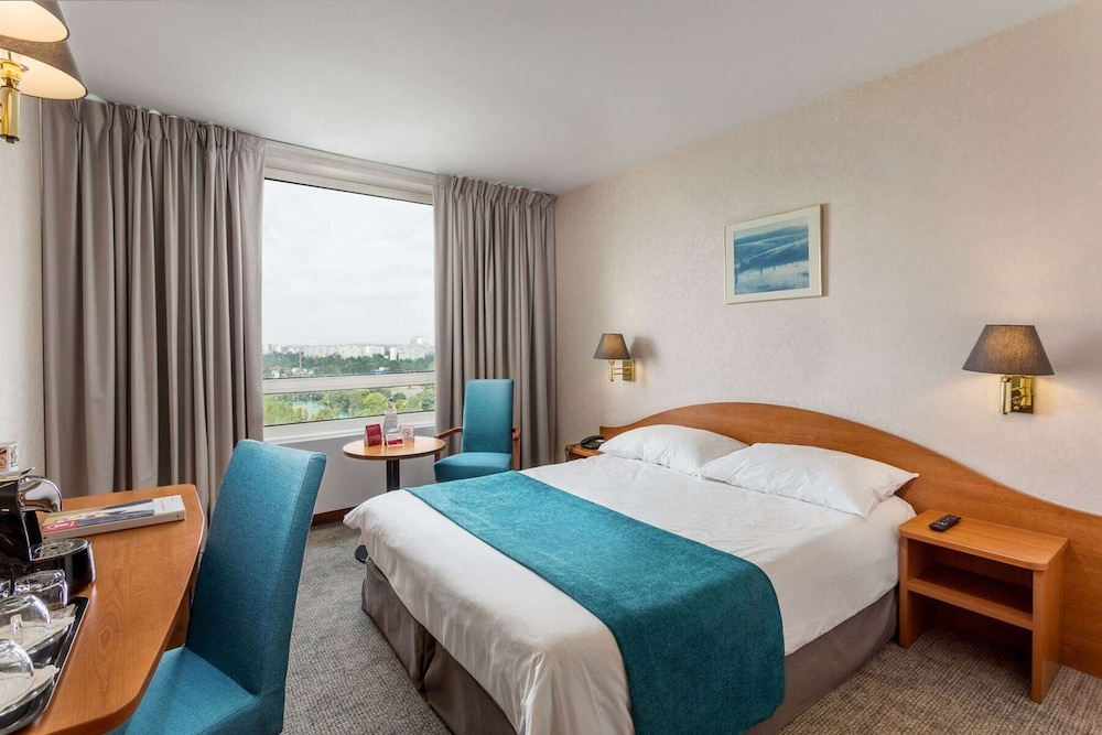 Business Room, 1 Queen Bed, Non Smoking photo 1