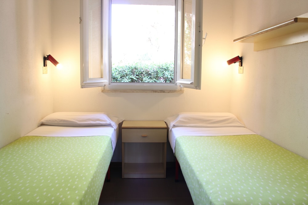 Deluxe Room, 1 Queen Bed (Geneveive) photo 3