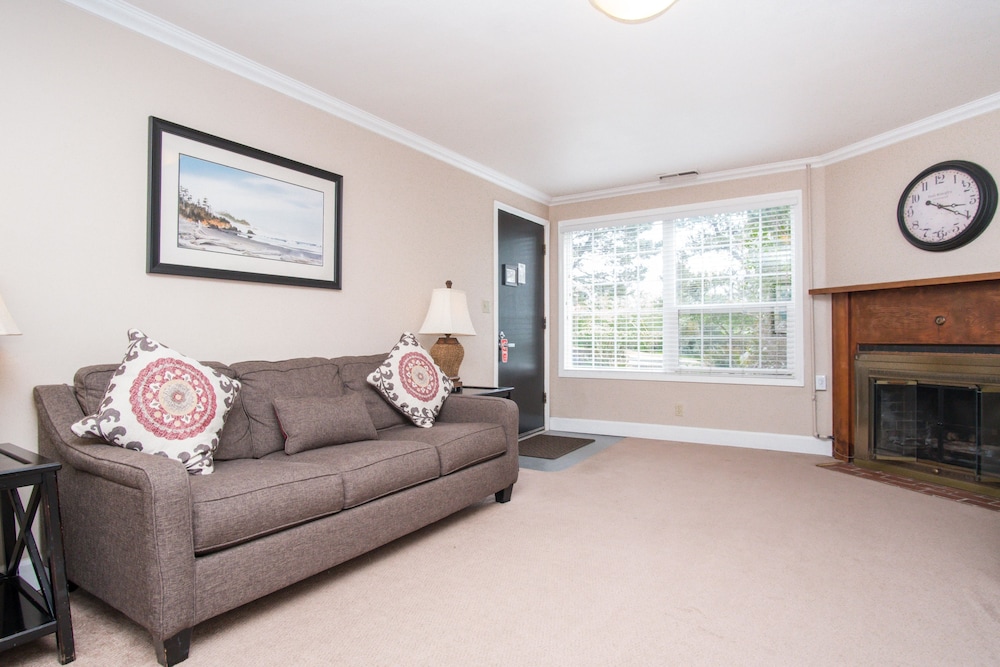 Basic Suite, 1 King Bed, Kitchen photo 3
