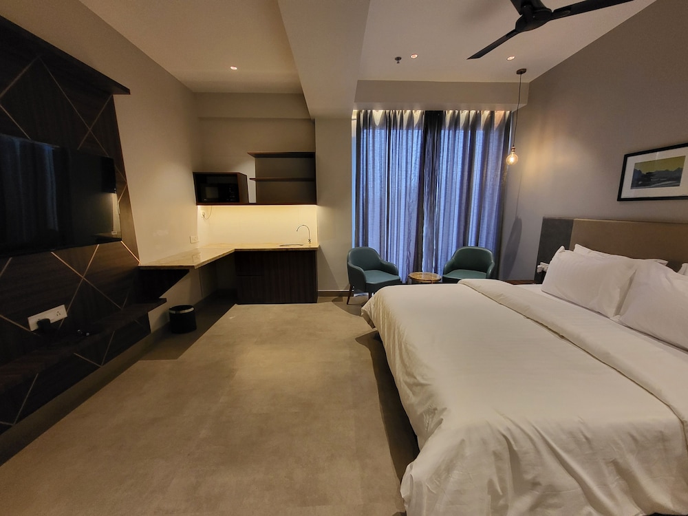 Premium Double Room, 1 King Bed, Non Smoking, City View photo 2