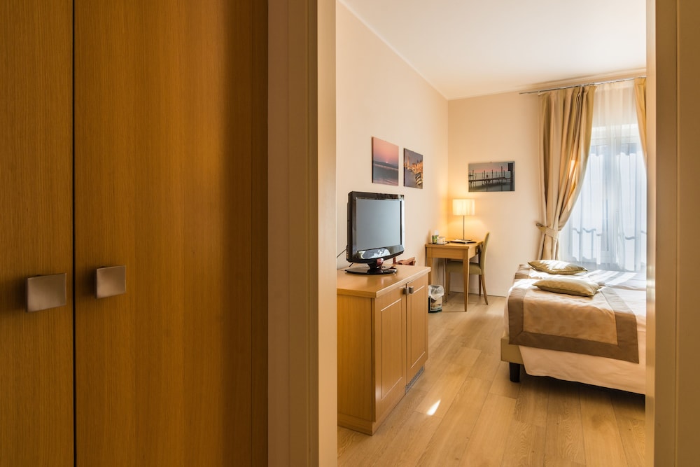 Double Room, Balcony, Lake View - Photo 4