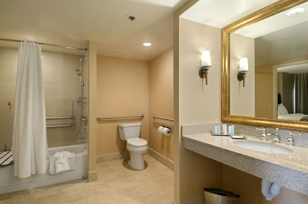 Suite, 2 Double Beds, Accessible, Bathtub - Photo 4