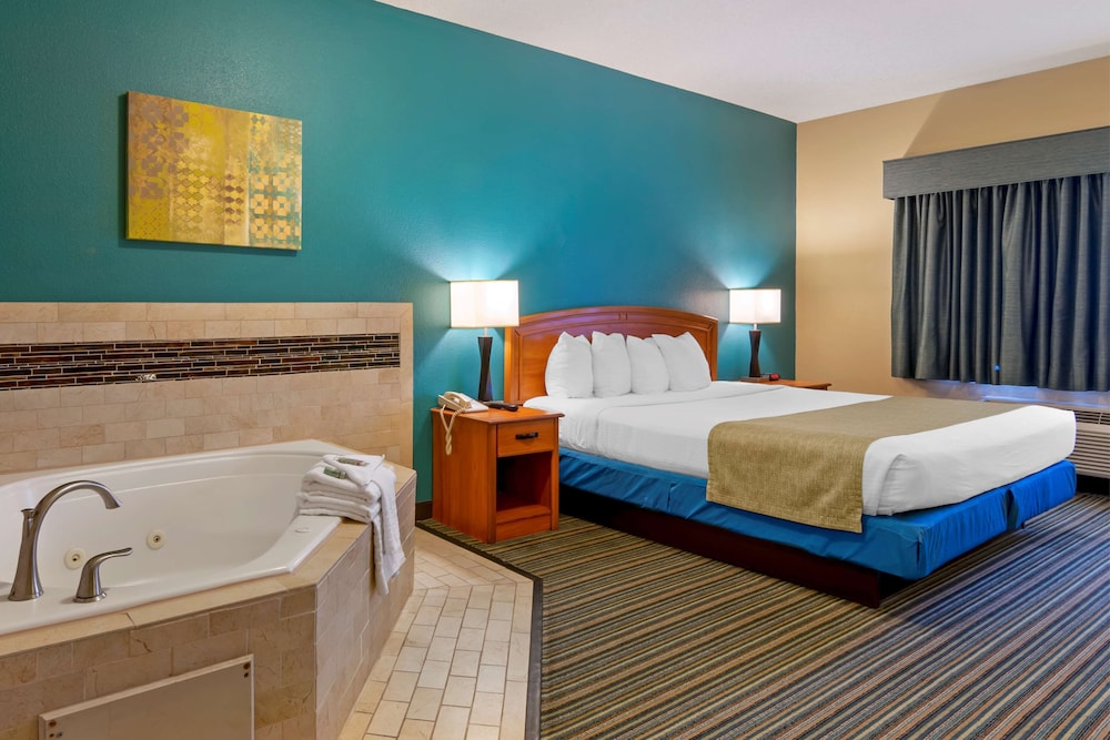 Standard Room, 1 King Bed, Non Smoking, Jetted Tub - Photo 1