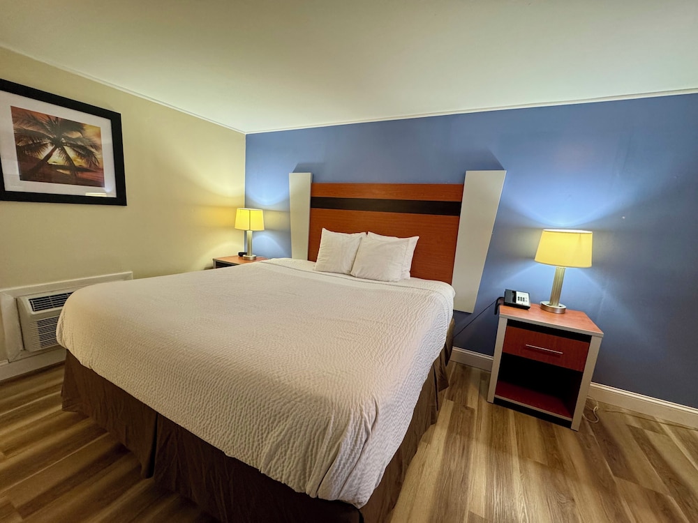 Room, 1 King Bed, Non Smoking - Photo 8