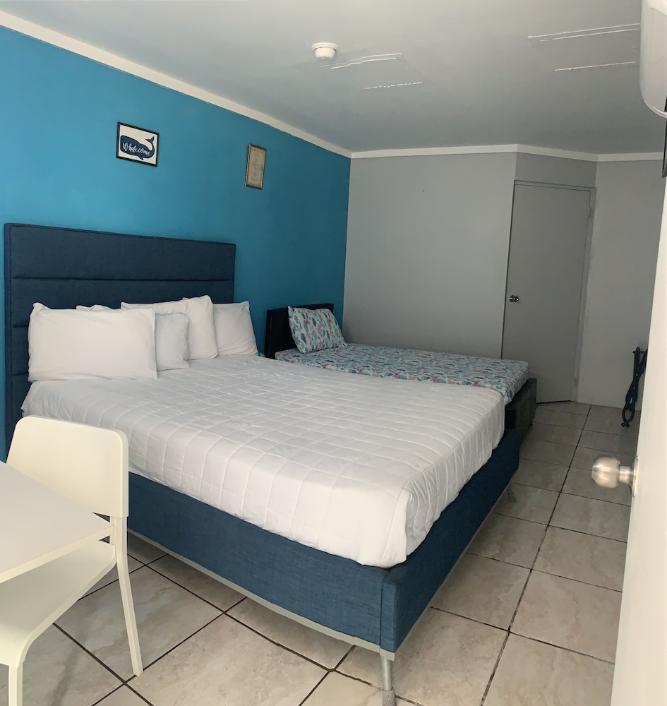 Family Triple Room (Queen Familiar 11)