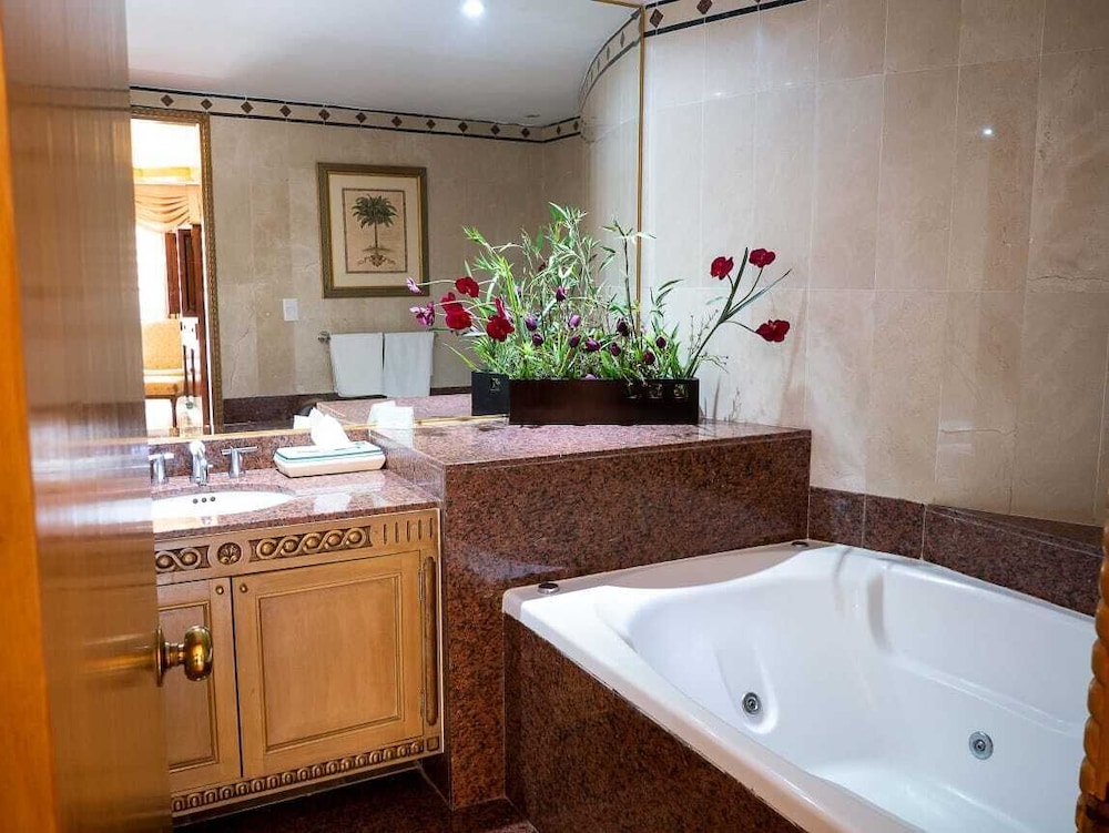 Luxury Suite, Multiple Beds, Non Smoking photo 2