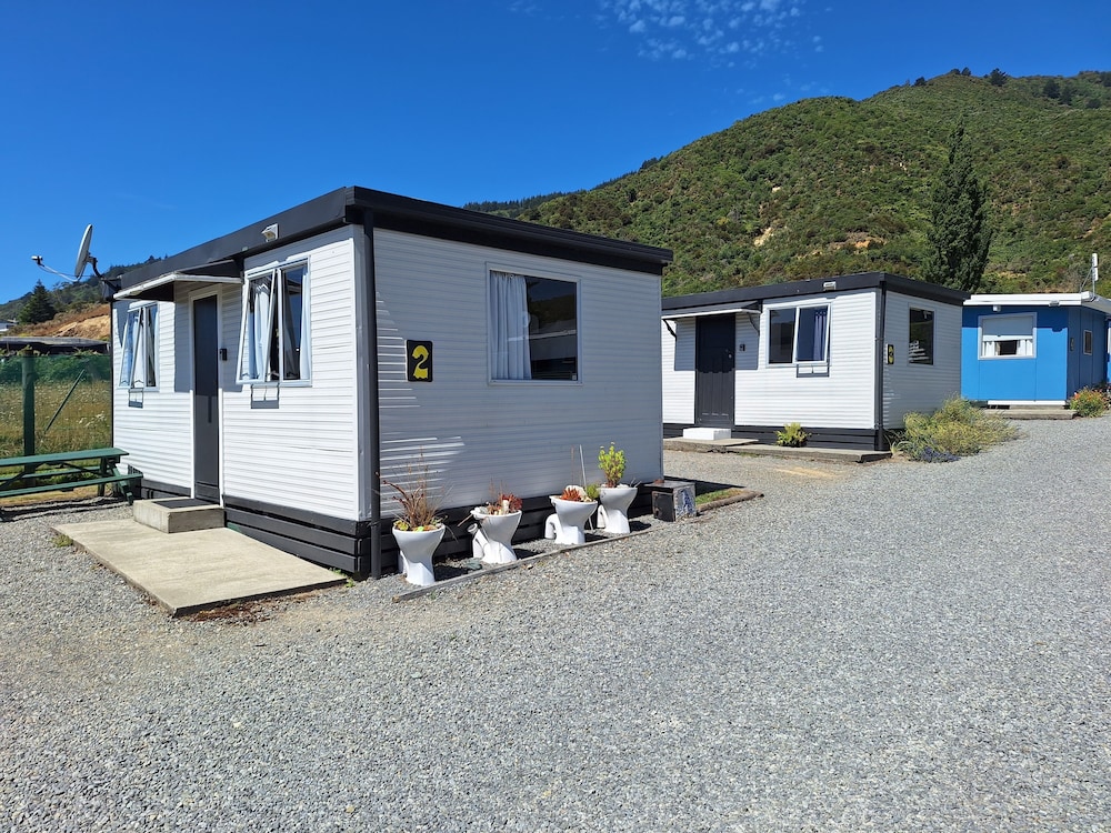Basic Cabin, Multiple Beds, Refrigerator photo 2