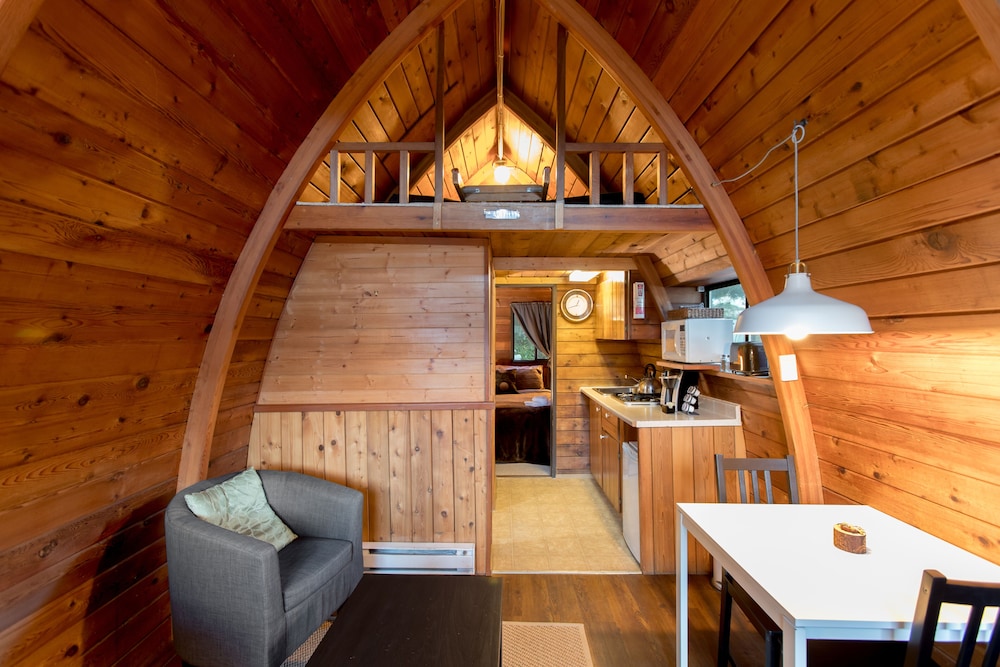 Small Vintage Cabin - Ocean View with Kitchenette