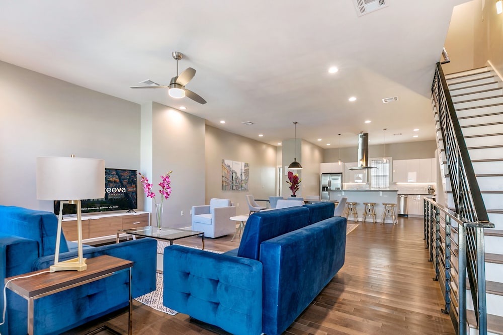Comfort Townhome, 4 Bedrooms, Balcony