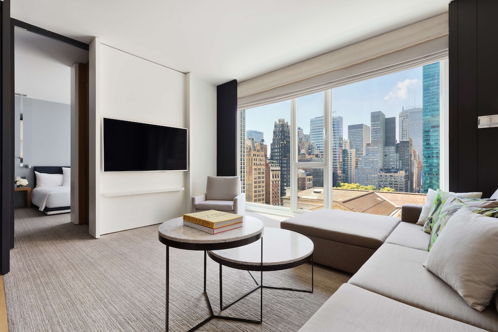 Suite (5TH AVE)
