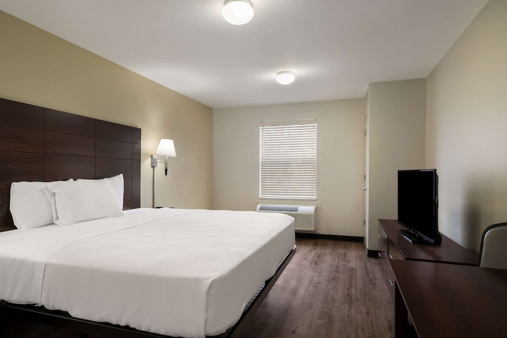 Room, 1 King Bed with Sofa bed, Non Smoking (Renovated) photo 2